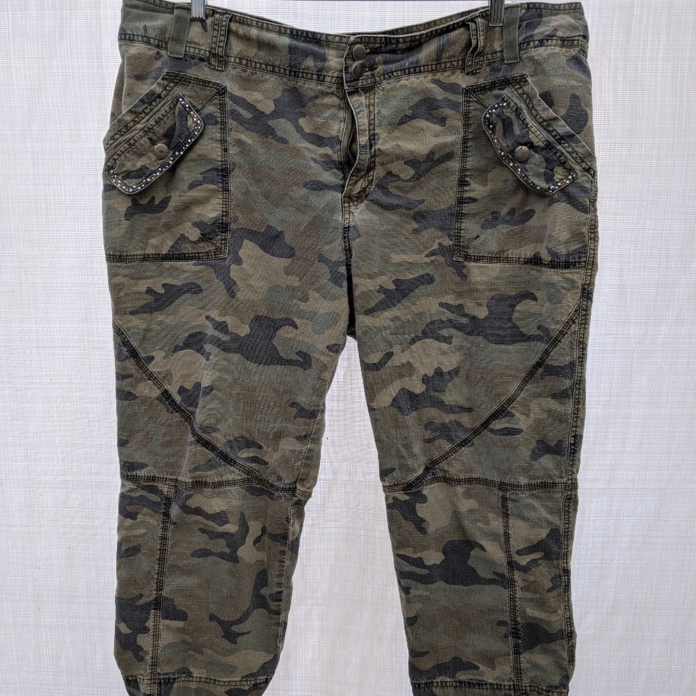 Venezia Camo Capri Pants Size 24